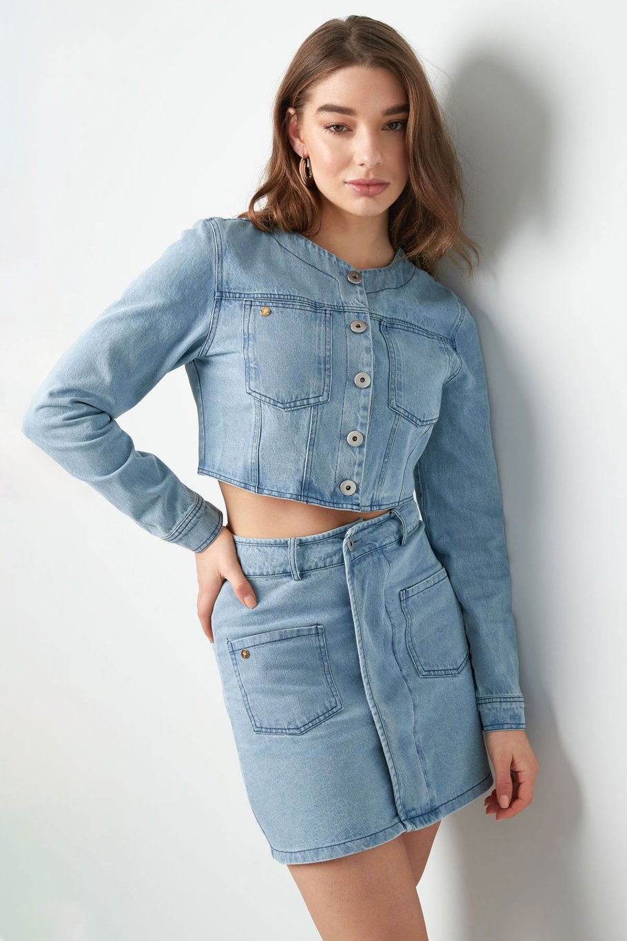 Chaqueta vaquera cropped con botones - azul  Imagen2